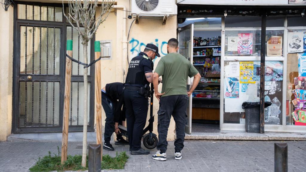 Agentes de mossos y Guardia Urbana identificando a jóvenes en Badalona