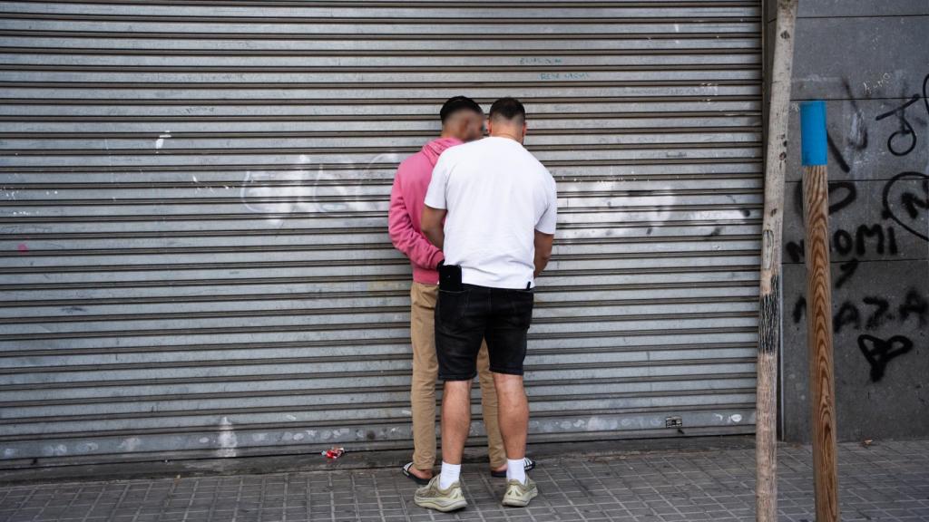 Un agente de mossos identificando a jóvenes en Badalona