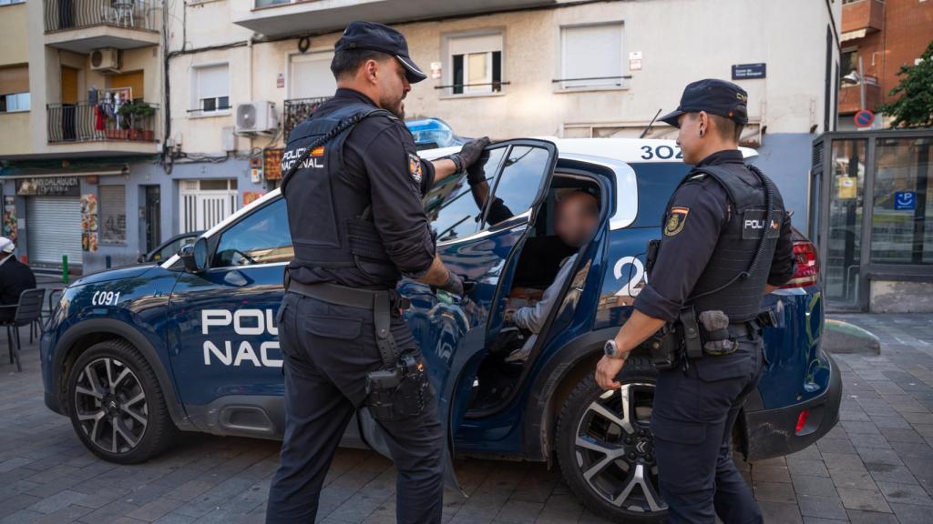 Agentes de Policía Nacional con un detenido durante el dispositivo en Badalona