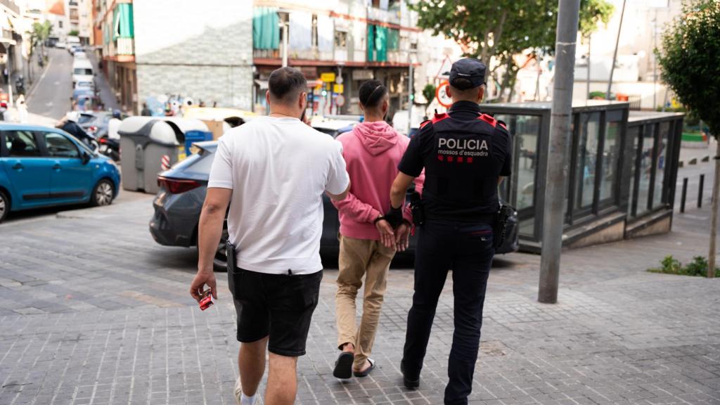 Agentes de mossos con un detenido en Badalona