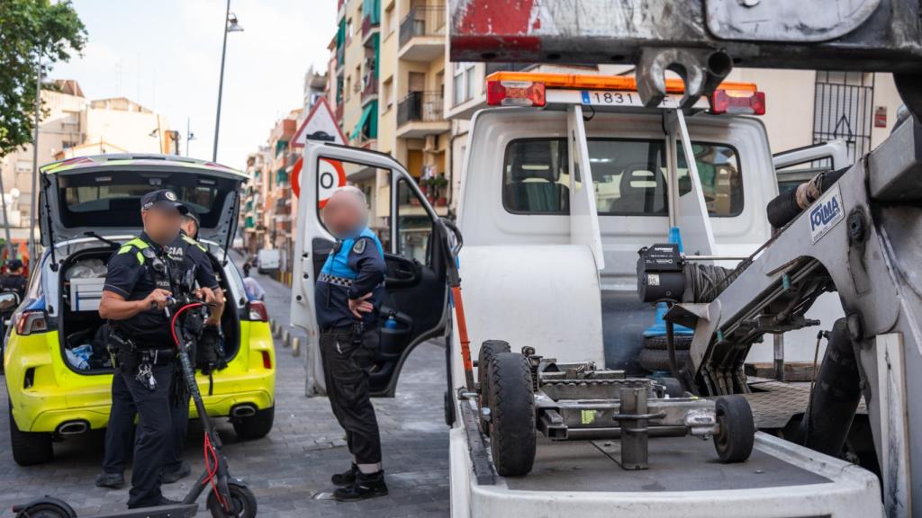 La grúa municipal llevándose un patinete requisado en Badalona