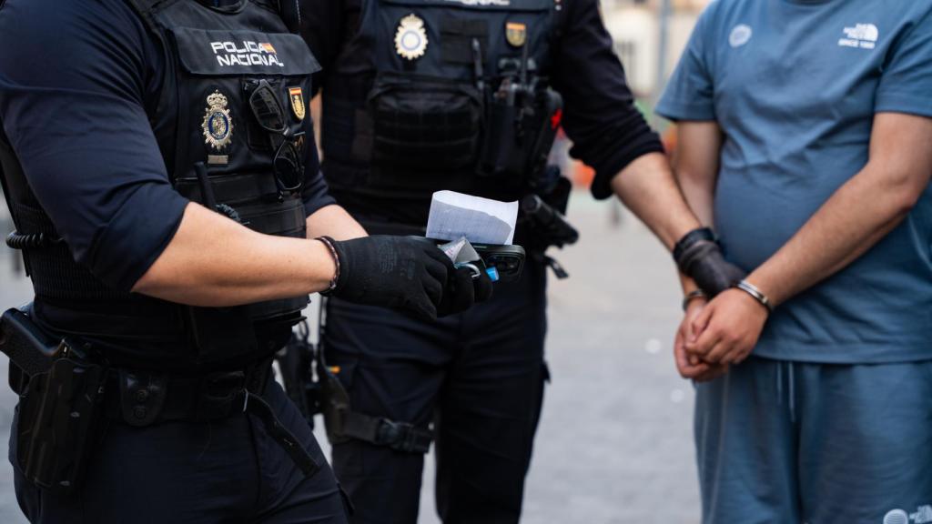 Agentes de Policía Nacional con un detenido