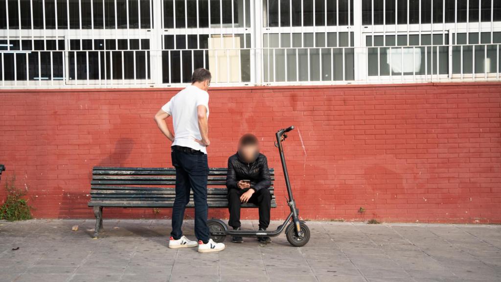 Un agente de mossos de paisano identificando a un joven en patinete en Badalona