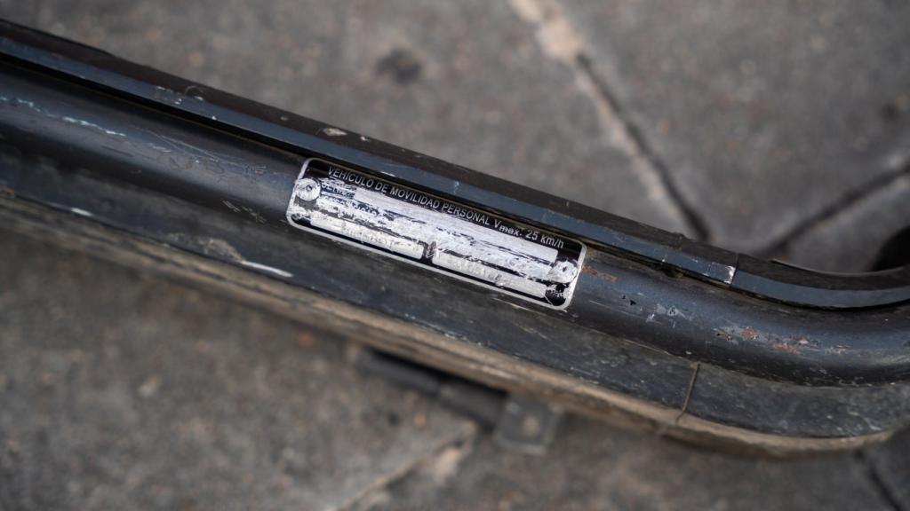 El número de bastidor de un patinete eléctrico borrado, probablemente por ser robado