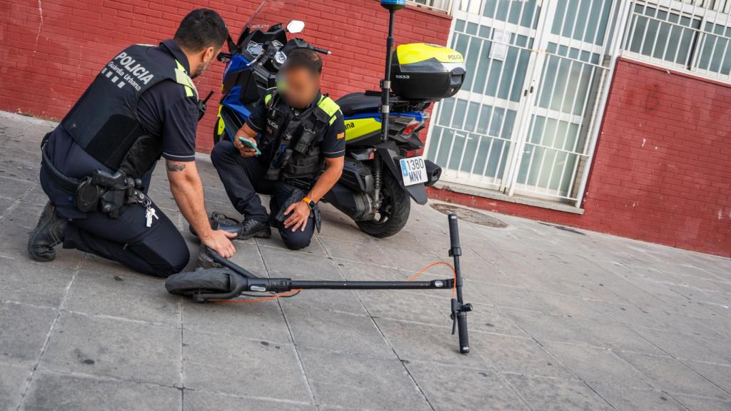 Agentes de la Guardia Urbana con un patinete en Badalona