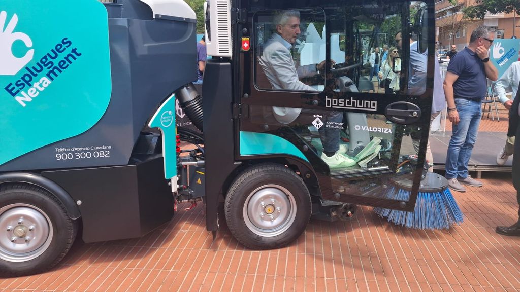 L'alcalde d'Esplugues, Eduard Sanz, en un dels nous vehicles