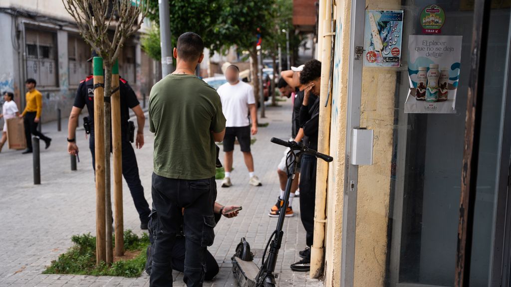 Agentes de paisano de mossos identificando a jóvenes en Badalona