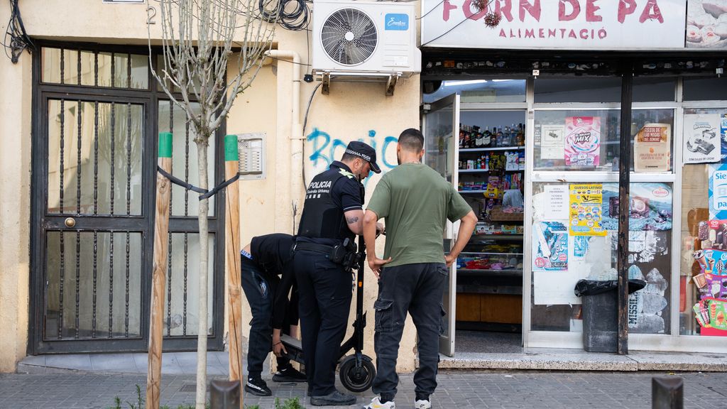 Agents de mossos i Guàrdia Urbana identificant joves a Badalona