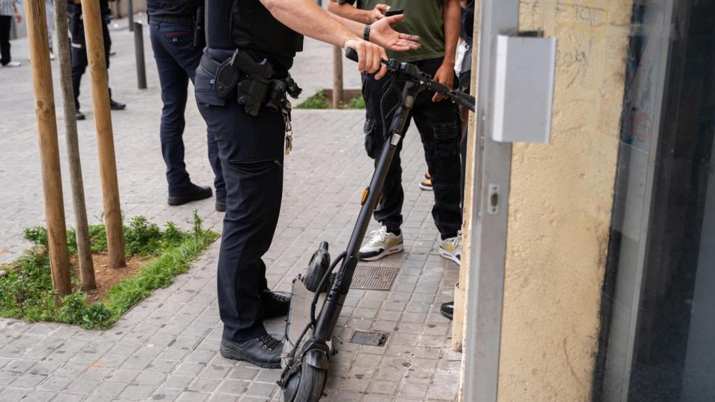 Un patinet requisat durant el patrullatge amb mossos, Guàrdia Urbana i Policia Nacional