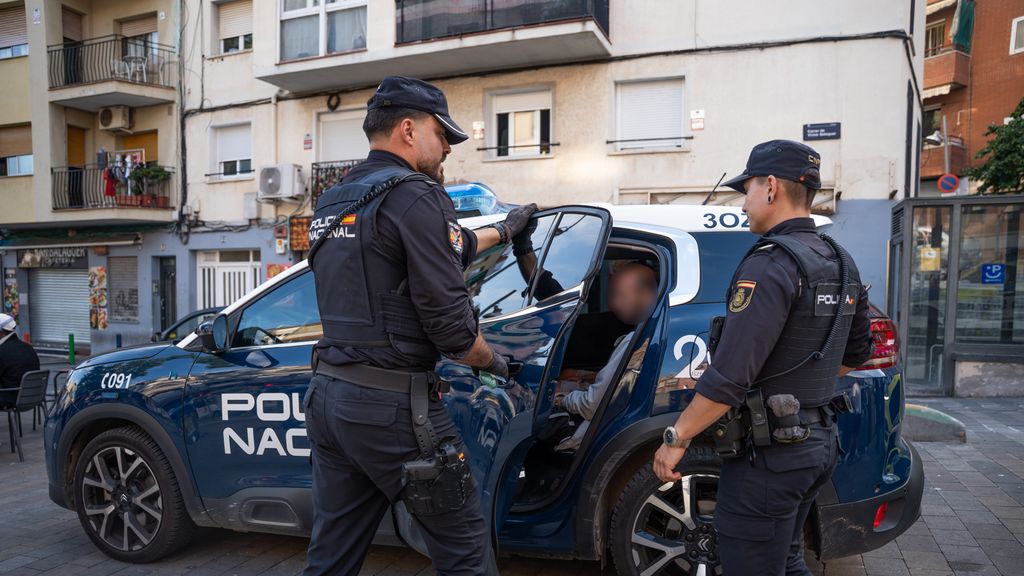 Agents de Policia Nacional amb un detingut durant el dispositiu a Badalona