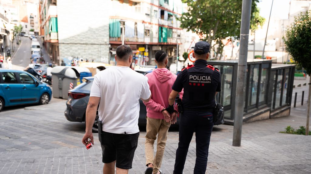 Agents de mossos amb un detingut a Badalona