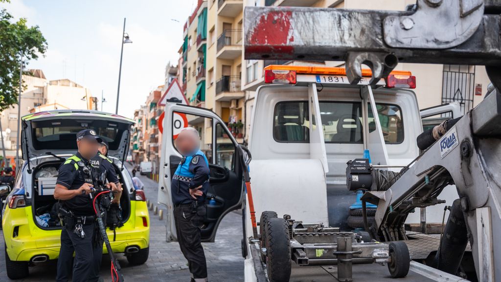 La grua municipal enduent-se un patinet requisat a Badalona