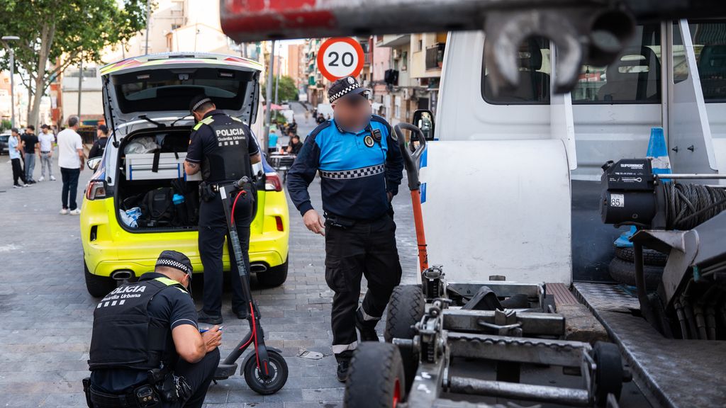 La grua municipal enduent-se un patinet requisat a Badalona
