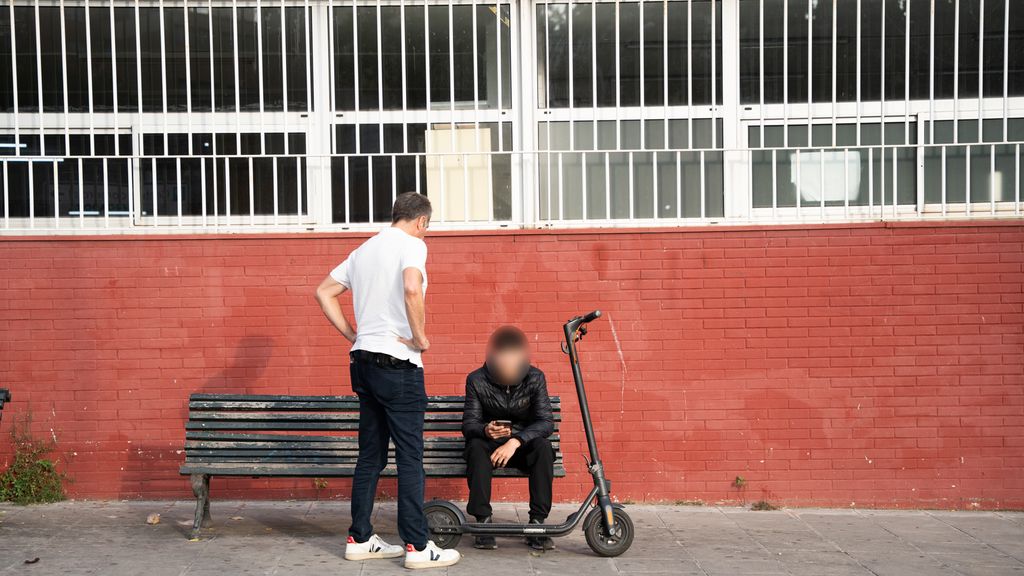 Un agent de mossos de paisà identificant un jove en patinet a Badalona