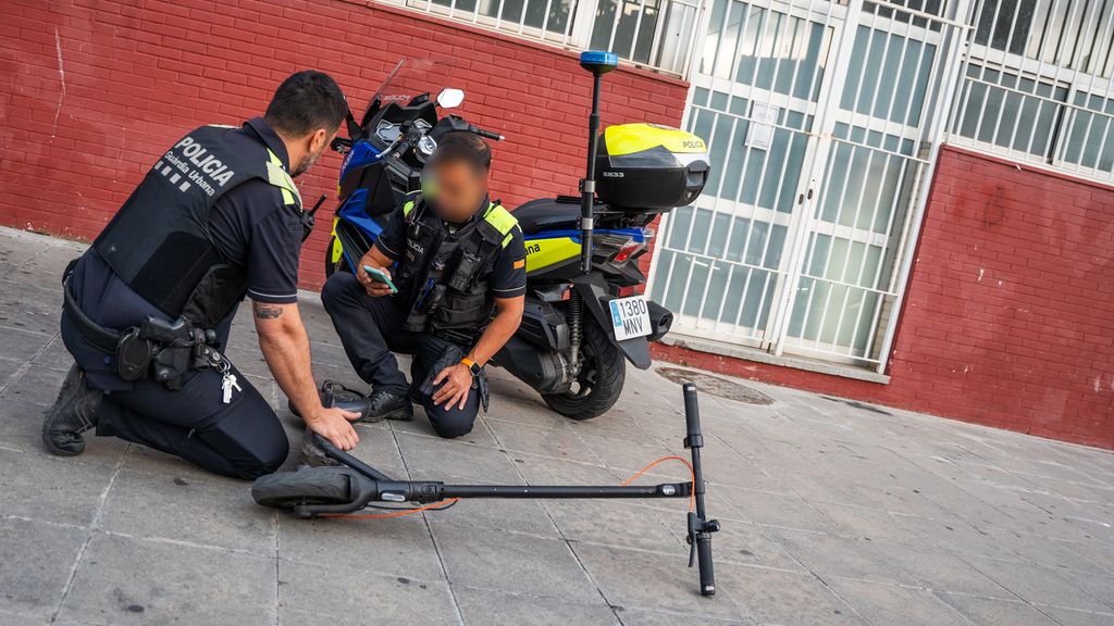 Agents de la Guàrdia Urbana amb un patinet a Badalona