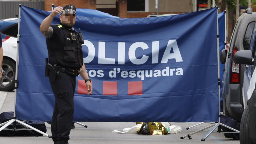 Agents de la Policia Local d'Esplugues i dels Mossos d'Esquadra al lloc del crim