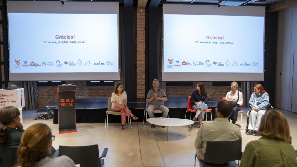 Anna, Tatiana y Manel explican sus experiencias en los pisos de acogida de Barcelona