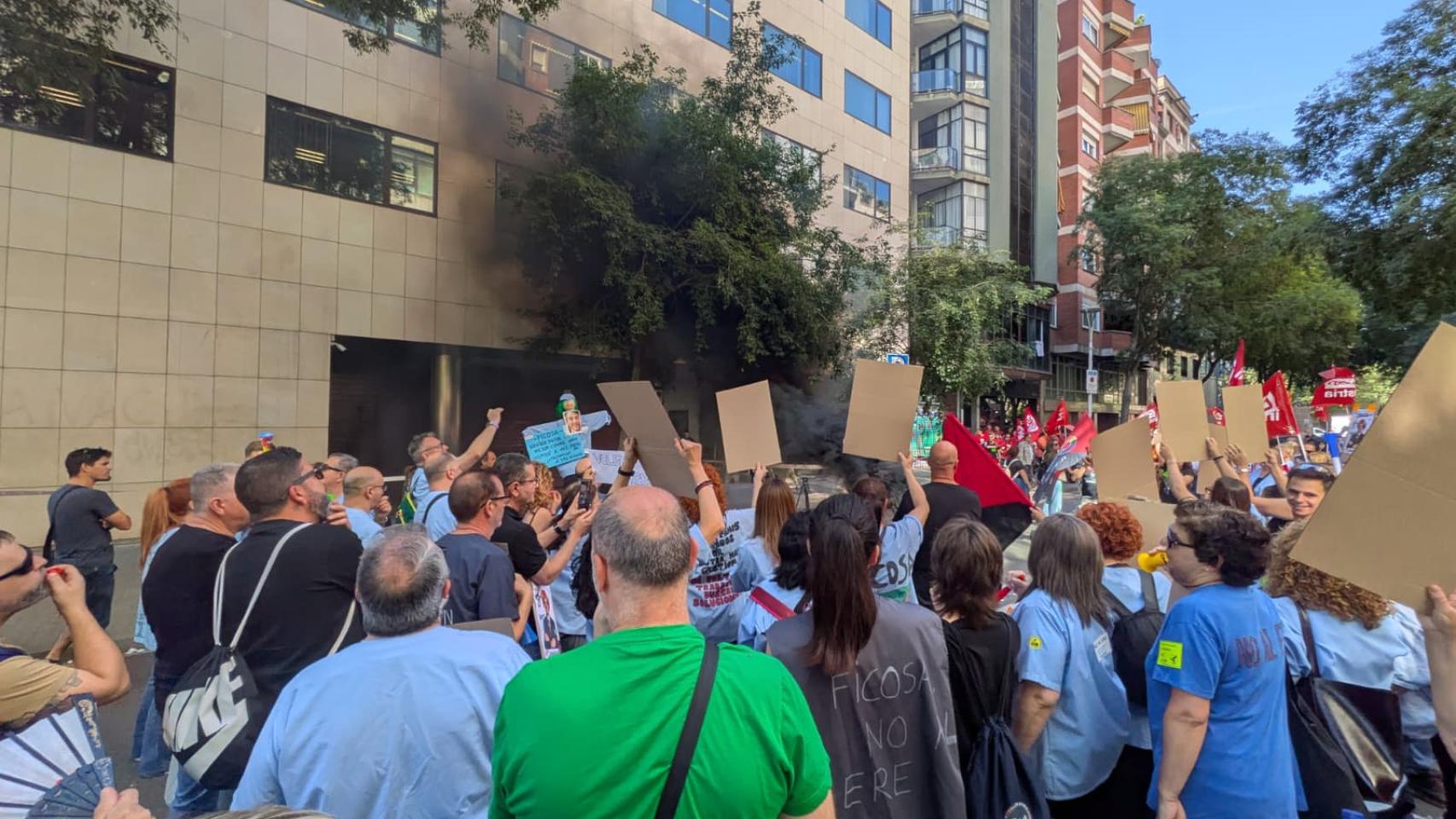 Trabajadores se manifiestan ante el Departament d'Empresa i Treball por el ERE de Ficosa