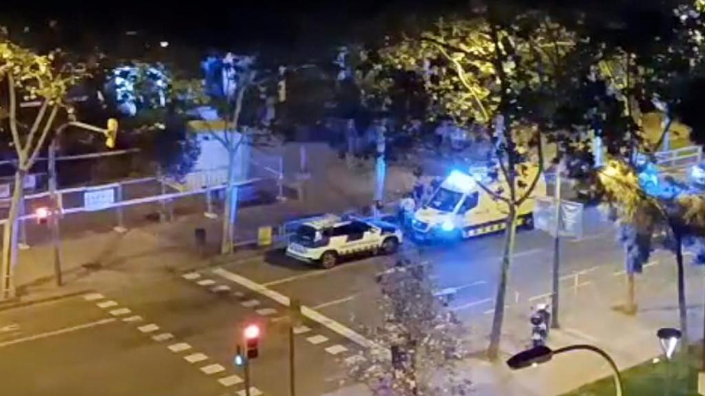 Un vehículo de Mossos d'Esquadra y una ambulancia requeridos tras un conflicto en la zona