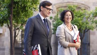 El presidente de la Generalitat, Salvador Illa, y la 'consellera' de Economía y Finanzas, Alicia Romero, se dirigen a la reunion extraordinaria para aprobar el proyecto de presupuestos de la Generalitat el 22 de mayo de 2026