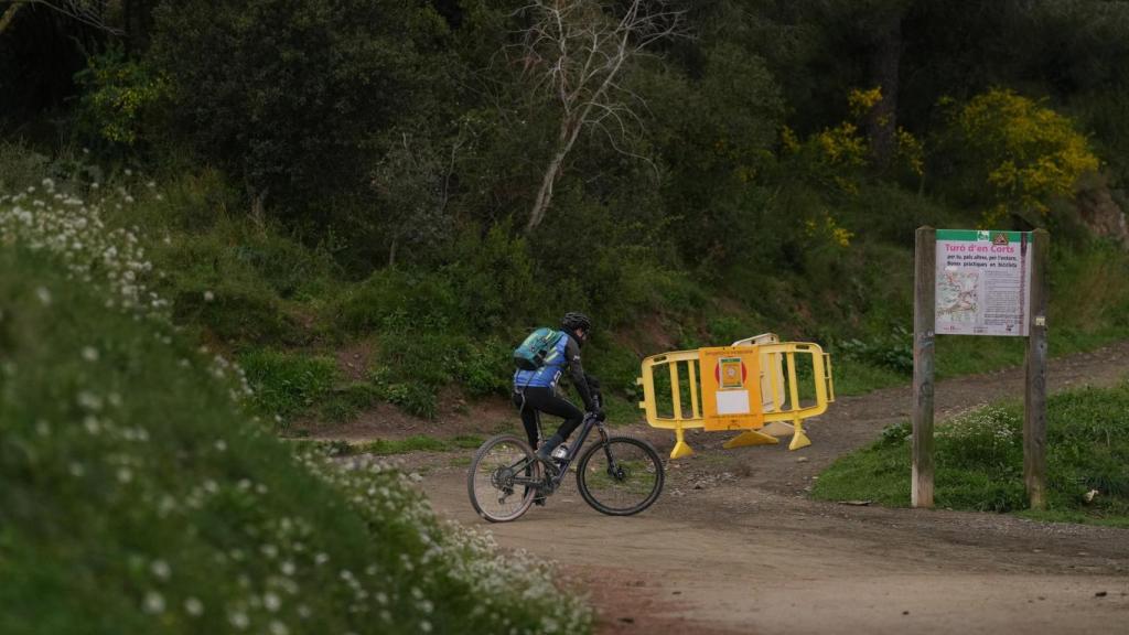 Una valla indica la prohibición de acceso al Parque Natural de Collserola