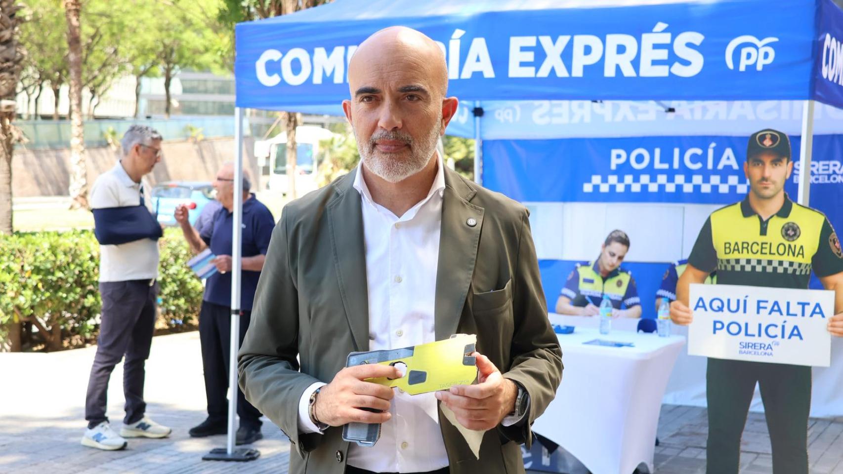 Sirera sujeta una pistola táser