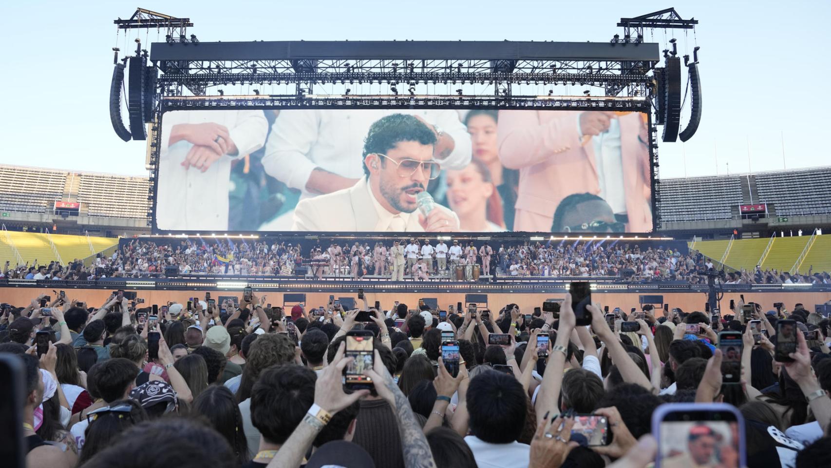 El cantante puertorriqueño Bad Bunny, durante el concierto ofrecido este viernes en el Estadio Olímpico de Barcelona