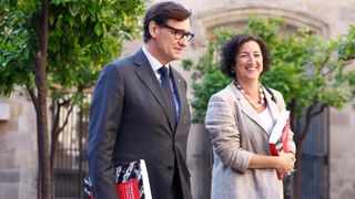 El presidente de la Generalitat, Salvador Illa, y la 'consellera' de Economía y Finanzas, Alicia Romero, se dirigen a la reunion extraordinaria para aprobar el proyecto de presupuestos de la Generalitat el 22 de mayo de 2026