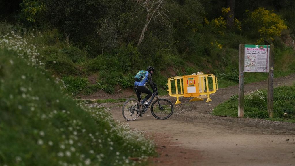 Una tanca indica la prohibició d'accés al Parc Natural de Collserola