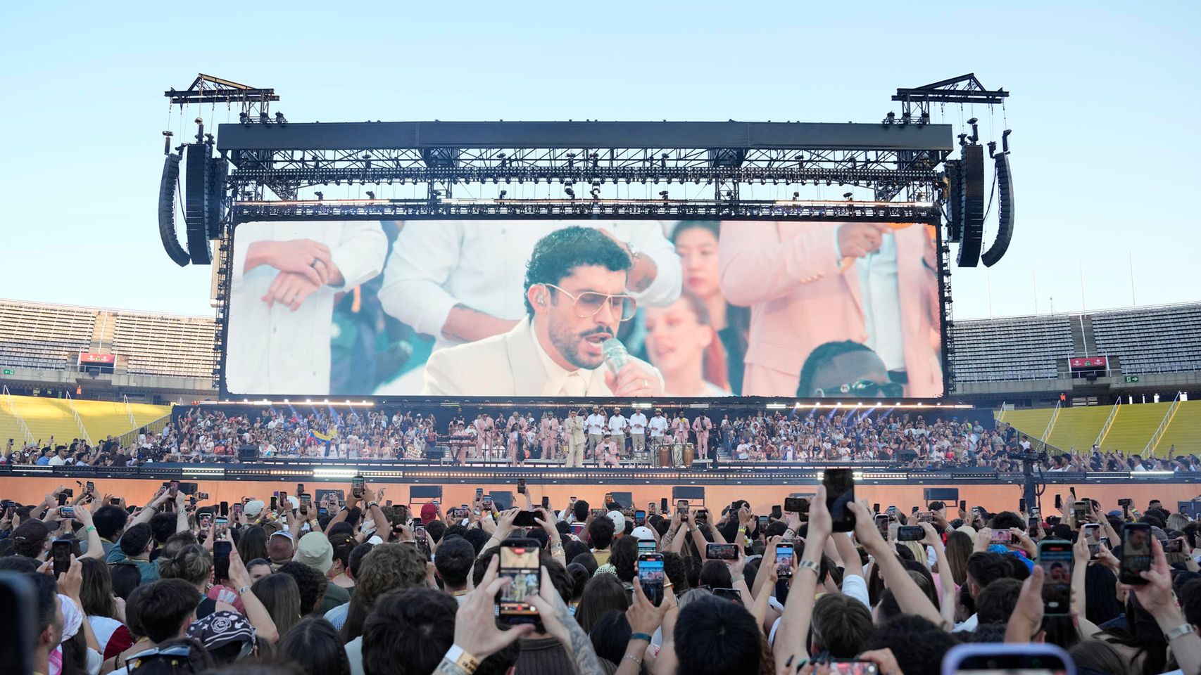 El cantante puertorriqueño Bad Bunny, durante el concierto ofrecido este viernes en el Estadio Olímpico de Barcelona
