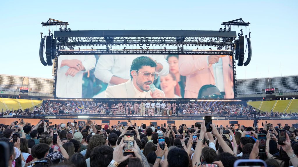 El cantant porto-riqueny Bad Bunny, durant el concert ofert aquest divendres a l'Estadi Olímpic de Barcelona