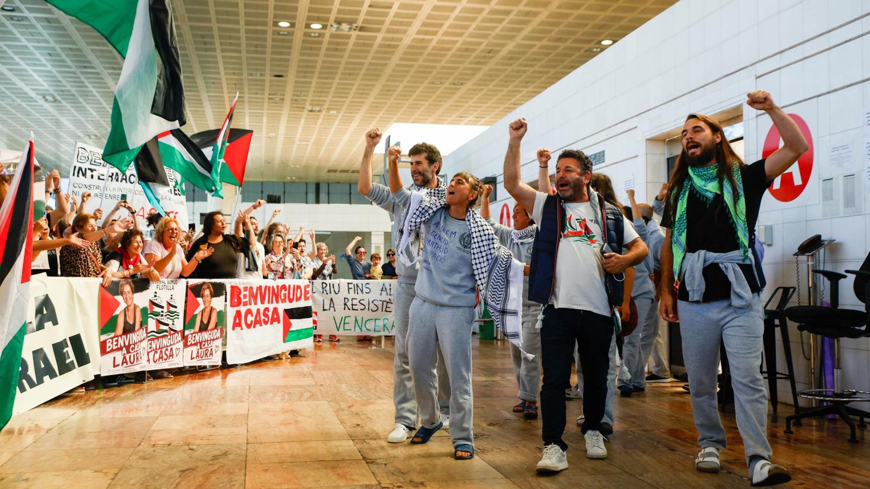 Los activistas catalanes de la flotilla, recién aterrizados en Barcelona