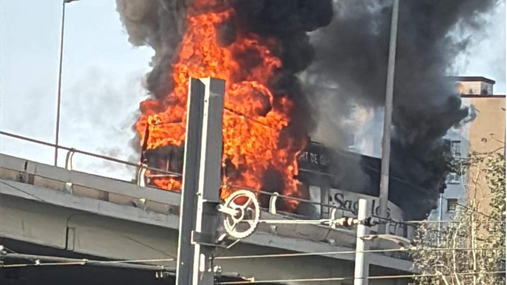 Autobús en llamas entre Badalona y Sant Adrià