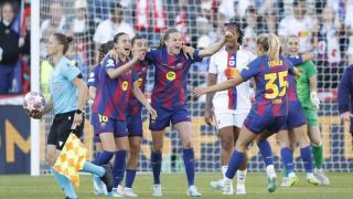 Las jugadoras y el equipo técnico del Barcelona celebran la victoria al término del partido de la final de la Champions