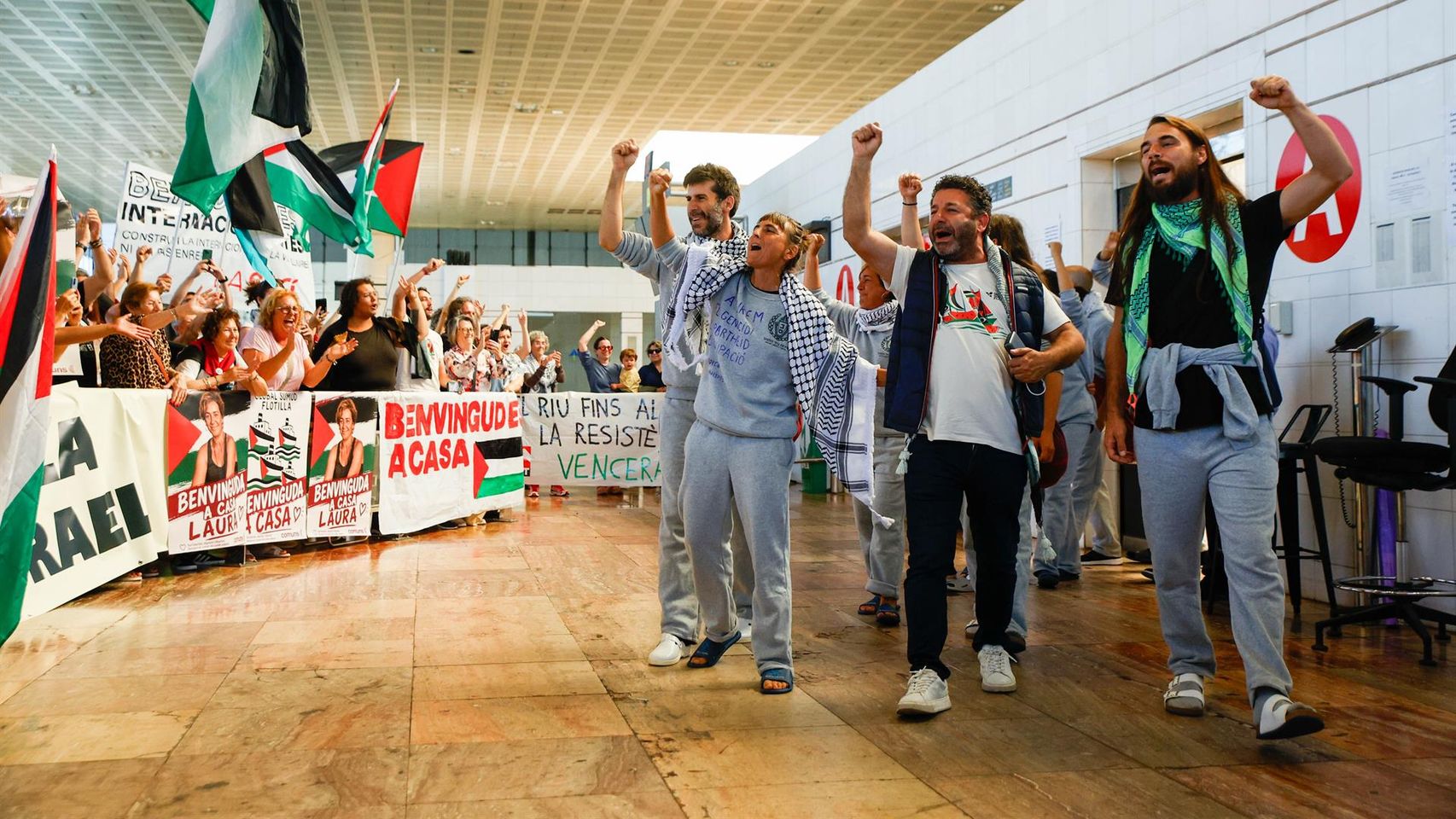 Los activistas catalanes de la flotilla, recién aterrizados en Barcelona