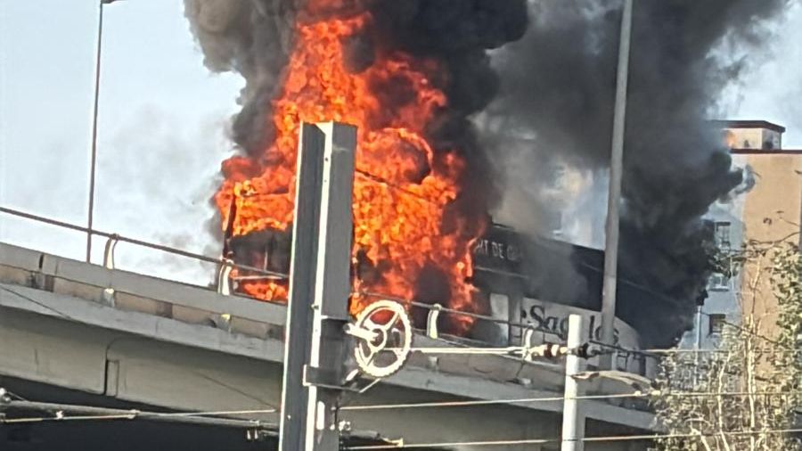 Autobús en llamas entre Badalona y Sant Adrià