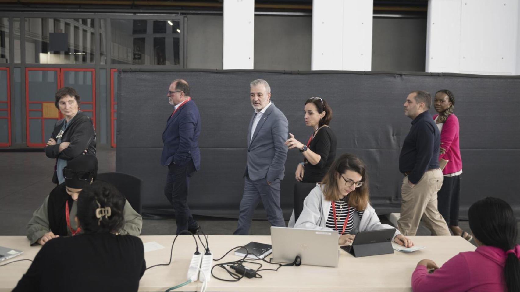 El alcalde de Barcelona, Jaume Collboni, en su visita al Pavelló 2 Fira donde se efectúa la regularización de migrantes
