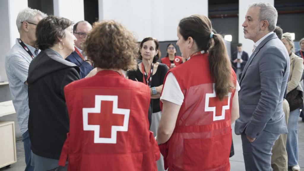 L'alcalde de Barcelona, Jaume Collboni, en la seva visita al Pavelló 2 Fira on s'efectua la regularització de migrants