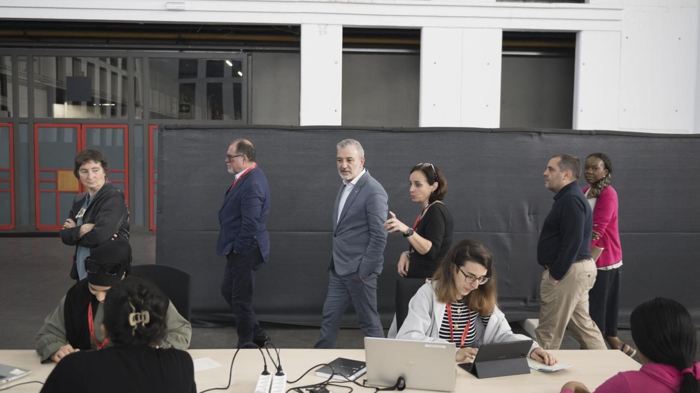 El alcalde de Barcelona, Jaume Collboni, en su visita al Pavelló 2 Fira donde se efectúa la regularización de migrantes
