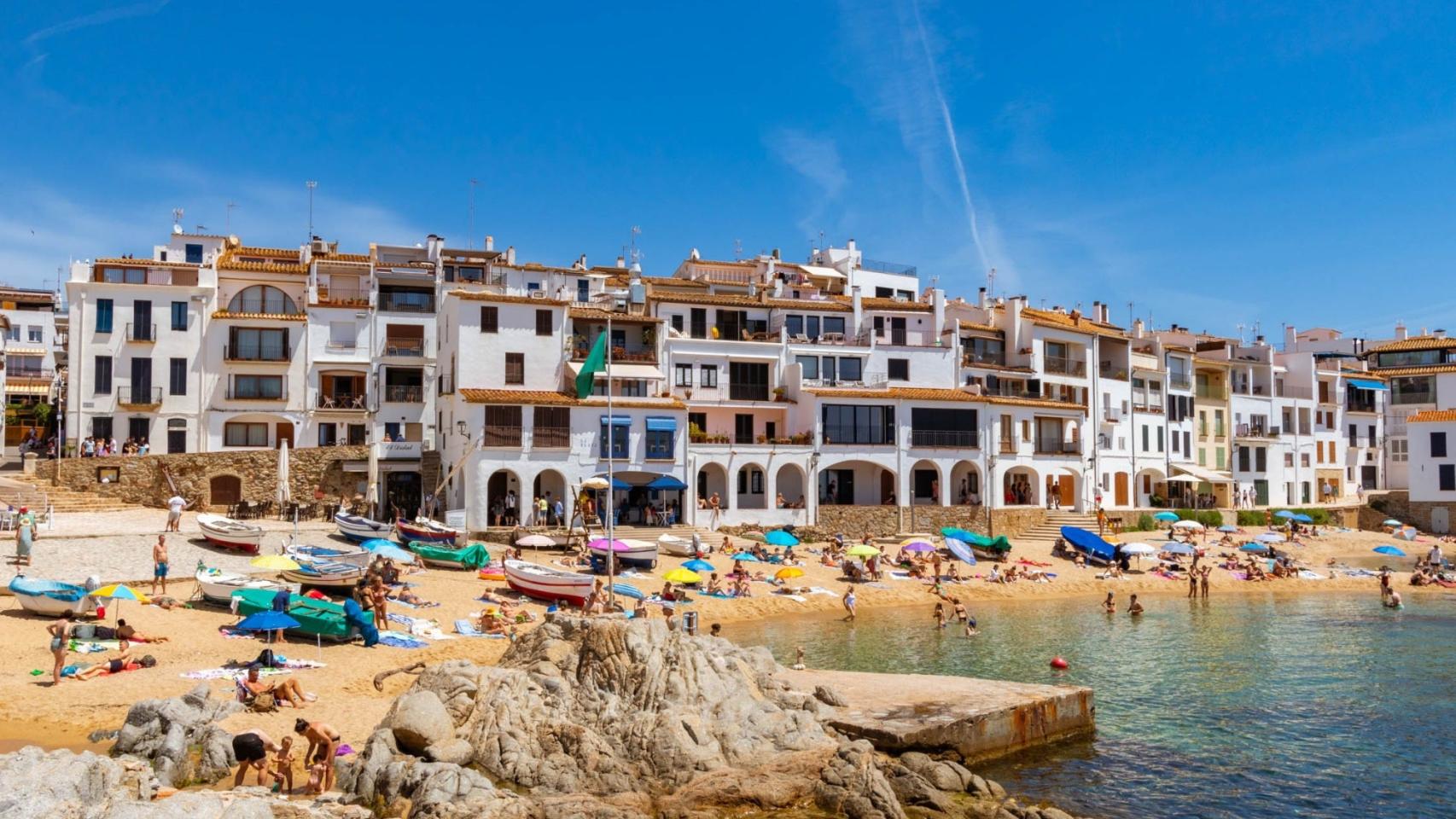 Verano en las calas de Calella de Palafrugell (Girona) | Guía Repsol