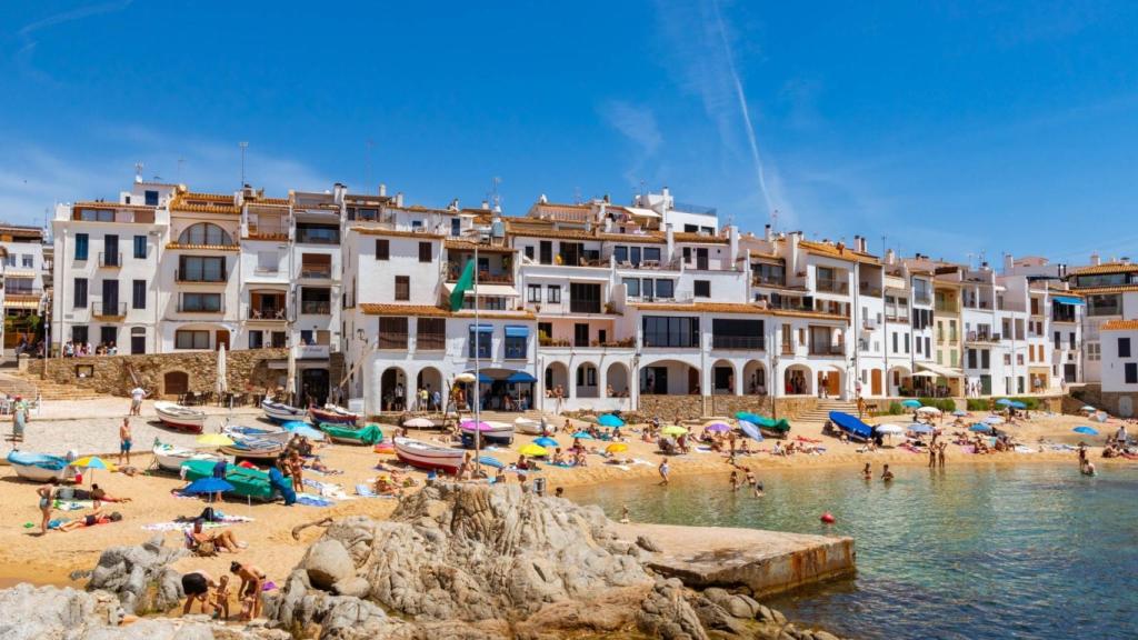 Verano en las calas de Calella de Palafrugell (Girona) | Guía Repsol