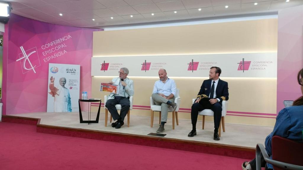 Yago de la Cierva, Coordinador Nacional del Viaje Apostólico; Paco Zegers, responsable de Producción Audiovisual del Viaje Apostólico, y Pablo Martínez Núñez, Comandante de Iberia que conducirá el avión del Papa de Madrid a Barcelona
