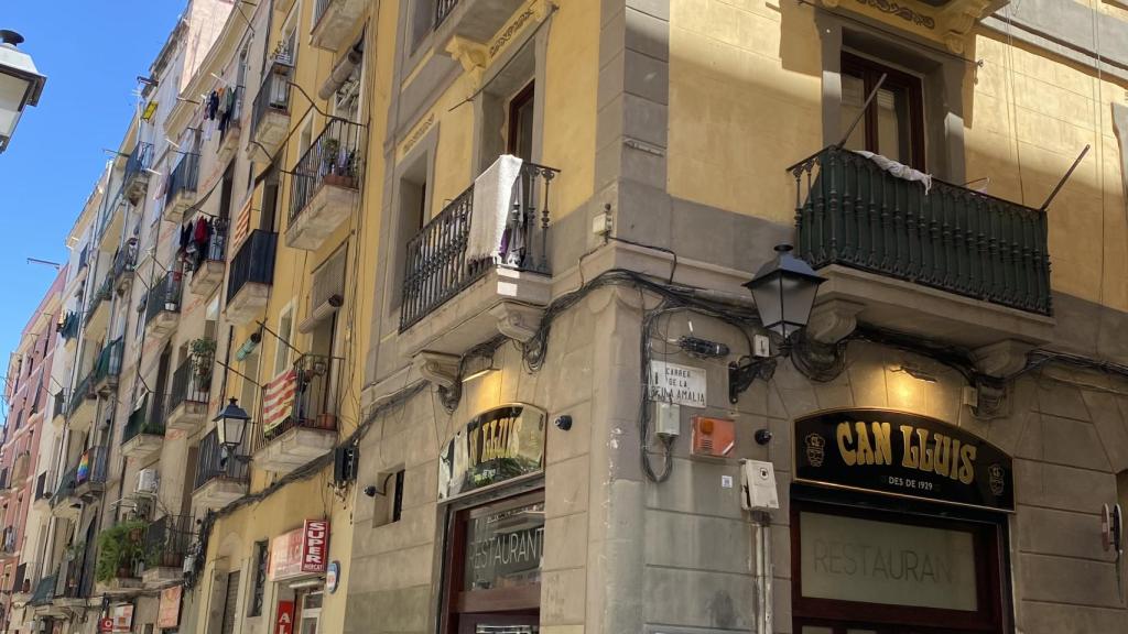 Fachada del edificio donde se encuentra Can Lluís y en el que se inspira la serie 'Ravalear'