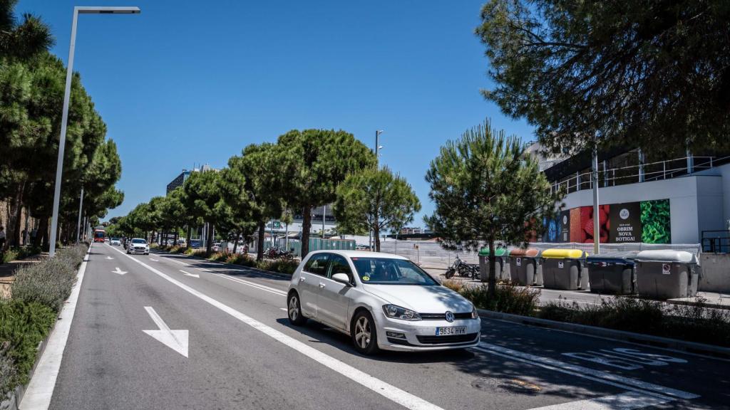 Avenida dels Països Catalans con la nueva tienda de Ametller Origen a la derecha
