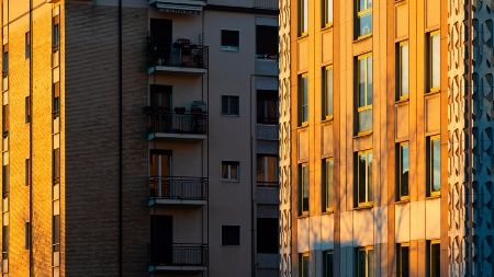 Pisos de InmoCaixa comprados por el Incasòl en la carretera de Collblanc de l’Hospitalet de Llobregat 