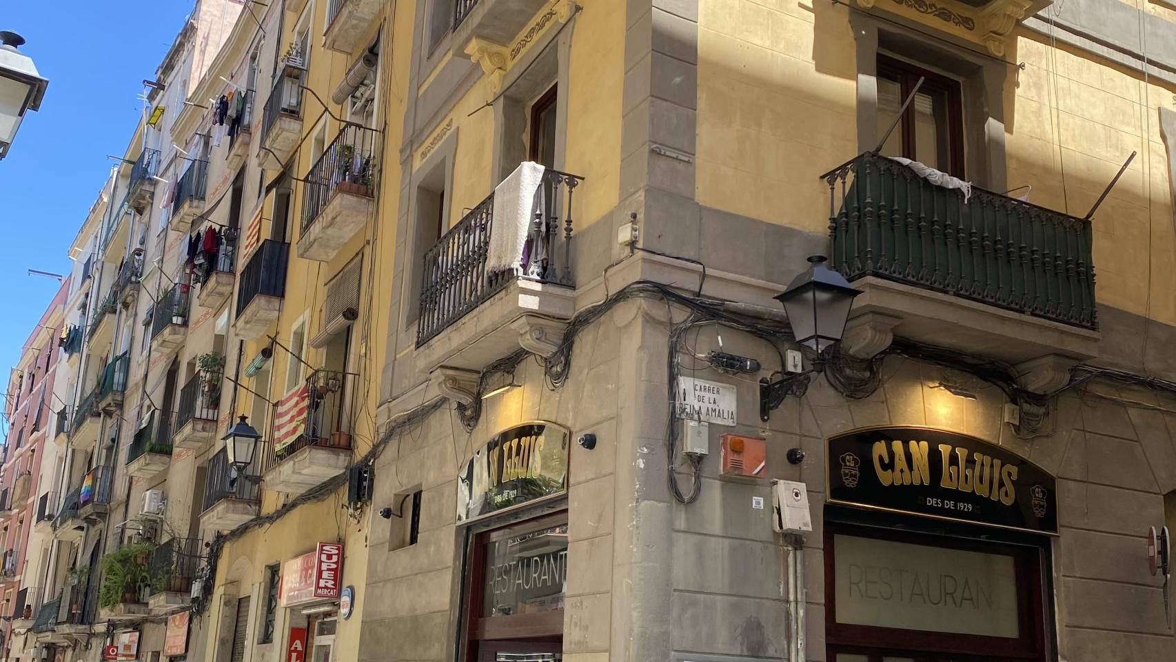 Fachada del edificio donde se encuentra Can Lluís y en el que se inspira la serie 'Ravalear'