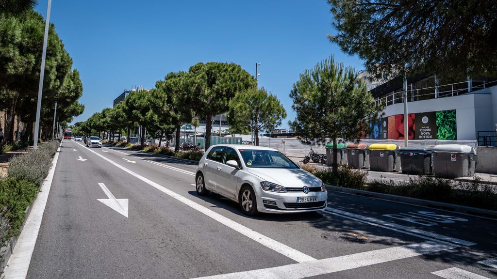 Avinguda dels Països Catalans amb la nova botiga d'Ametller Origen a la dreta