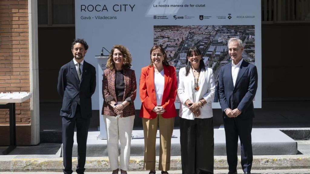 Damià Calvet, Olga Morales (Viladecans), Sílvia Paneque, Gemma Badia (Gavà) y Miquel Angel Munar (Roca) durante el acto
