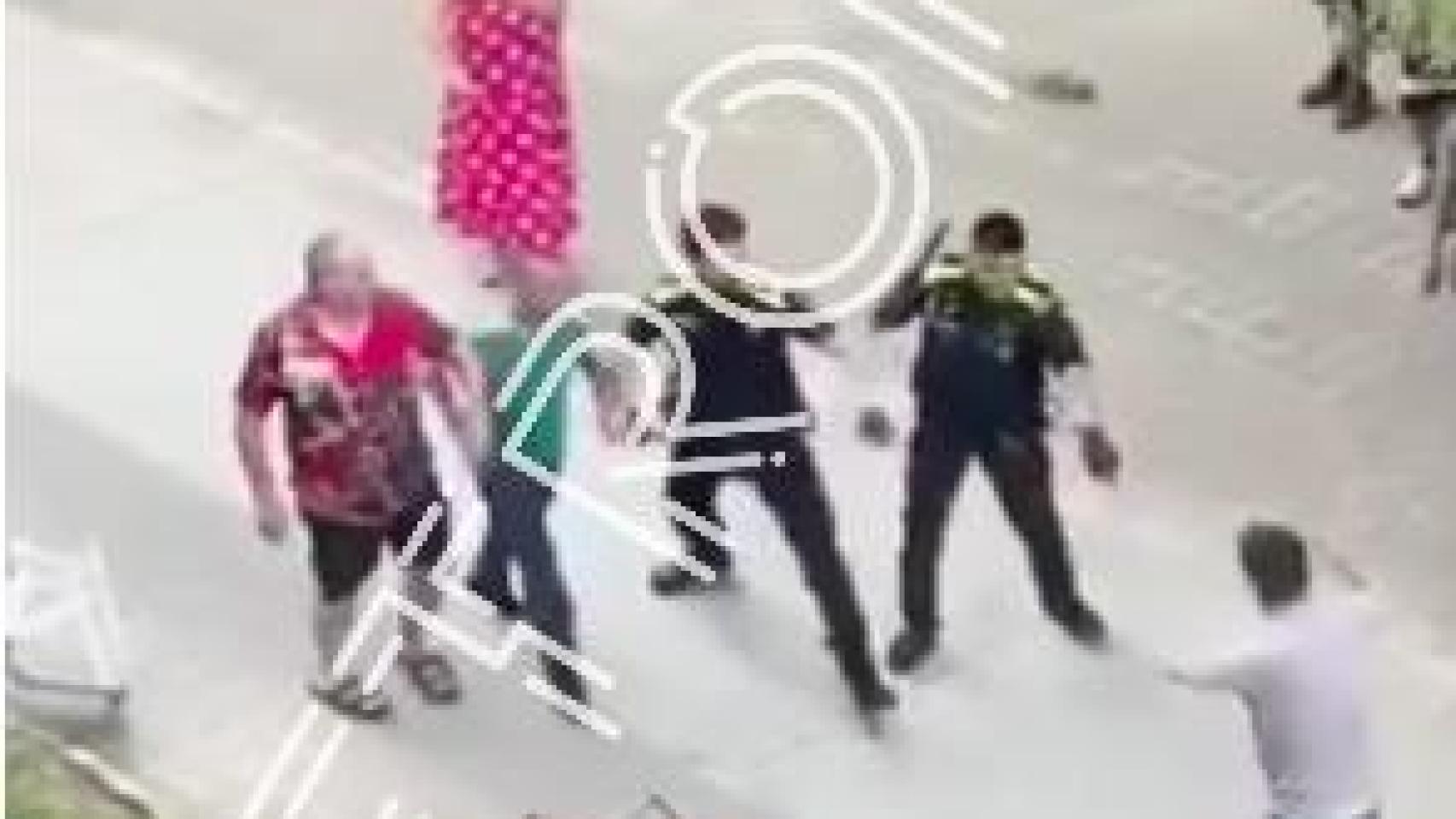 Agentes de la Policía Local de Cerdanyola reducen a un hombre armado con un cuchillo que había apuñalado a una persona