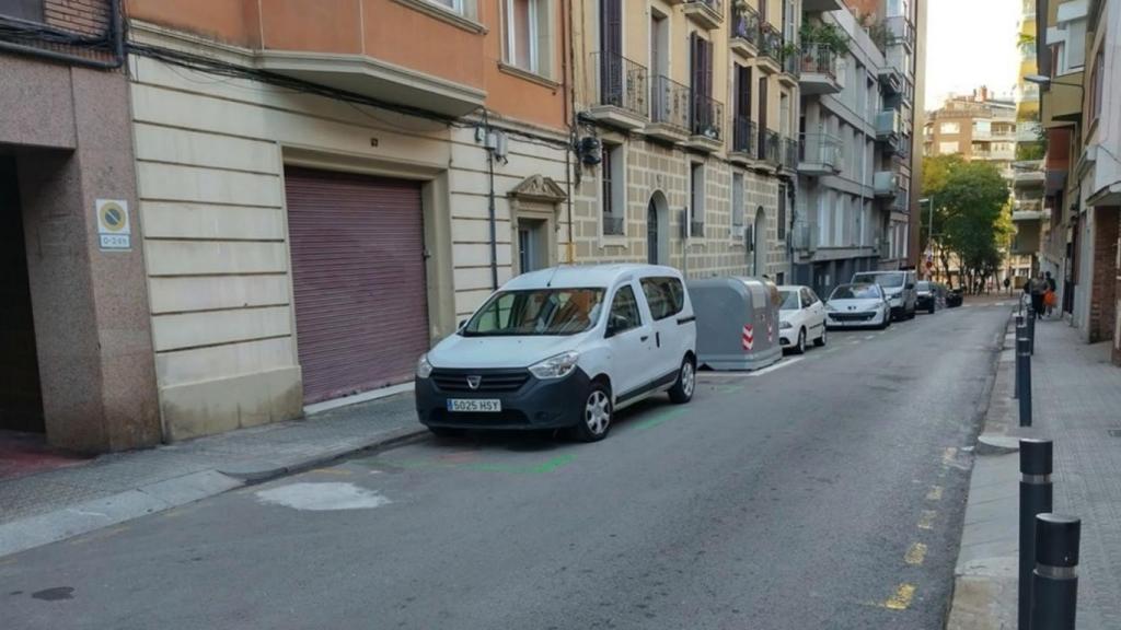 Vehículos estacionados en la calle de Escipió